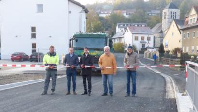 Bild: fm
Das Band durchschneiden (von links) Polier Jan Gorgas, Bauhofleiter Christian Brand, Bürgermeister Jörg Fritsch, Ingenieur Manfred Raum und Wolfgang Birke von der Englhard Bau-GmbH Amberg.