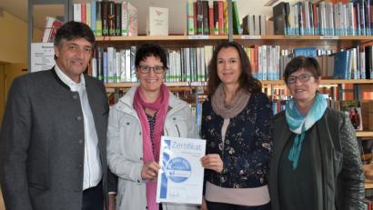 Bild: rgr
Bürgermeister Edgar Knobloch (links) überreichte das Bücherei-Siegel für die Stadtbücherei "St. Michael" an Büchereileiterin Doris Baumann (Zweite von links). Mit auf dem Bild sind Inge Dietl (von rechts) und Kornelia Bauer.