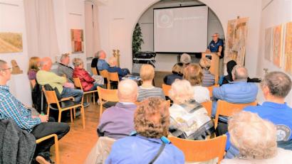 Bild: tu
Fotoclubvorsitzender Alois Hubmann hält im Kultursaal des Stadtmuseums einen Bildervortrag.