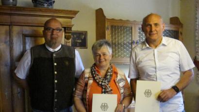 Bild: exb
Regierungsoberamtsrat Oliver Pankow (links) gratulierte Rosa Maria Tanner und Georg Schwandner zum Dienstjubiläum.