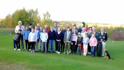 Bild: exb
Weil das Turnier bei den Jugendlichen so gut angekommen ist, wird es im Frühjahr wiederholt. Das kündigte Golfclub-Präsident Wolfgang Ries (links) an.