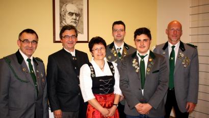 Bild: R. Kreuzer
Die Vereinsmeister der "Freiheit" erhalten von Schützenmeister Albert Riedl (von links) ihre Meisternadeln: Hermann Riedl, Christine Poß, Alexander Thiel, Denis Weidner, Thomas Jahreis.
