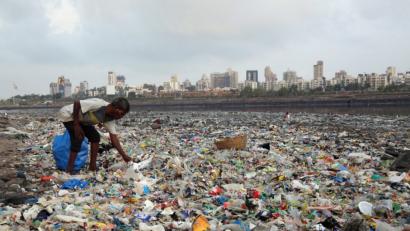 Bild: Rafiq Maqbool/AP/dpa
Ein Mann sammelt Plastik und andere wiederverwertbare Materialen an der von Plastikmüll übersäten Küste des Arabisches Meeres. Die EU will die Plastikflut mit Verboten eindämmen.