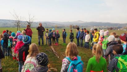 Bild: jpl
Wissenswertes und Interessantes rund um das Thema Streuobstwiese erklärte erster Vorsitzender des Obst- und Gartenbauvereins Neusorg, Oliver Becher den Zweitklässlern der Fichtelnaabtal-Grundschule.