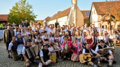 Bild: fdl
Der Baum ist ausgetanzt: Die Kirwapaare zusammen mit Stefan Ott (links), der mit ihnen die Tänze eingeübt hat. Vorn in der Mitte das neue Oberkirwapaar Magdalena Englhard und Andreas Falk sowie die Musiker von den"Bouzn Briadan.