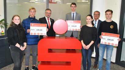 Bild: exb
Die Schüler und Sparkassen-Verantworlichen freuen sich über ihre Selfies (von links): Violetta Funkner und Moritz Burkhard, Thomas Müllner, Christopher Schäffler, Hannah Schieder, Karlheinz Schreiner und Lucas Lindner.