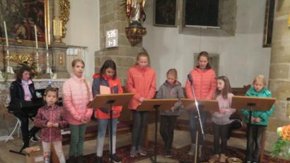 Bild: jzk
Virginia Gottscholl (am Keyboard) hat die Lieder mit den Mädchen einstudiert.