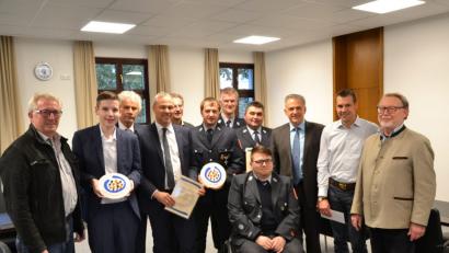 Bild: rti
Der Inklusionspreis 2018 der Stiftung Lebenshilfe Landkreis Tirschenreuth geht an den Kreisjugendring Tirschenreuth. Vorsitzender Jürgen Preisinger (Vierter von links) nimmt ihn in Empfang. Über den Anerkennungspreis freut sich die Feuerwehr Bärnau mit ihrem zweiten Vorsitzenden Florian Schwägerl (Vierter von rechts).
