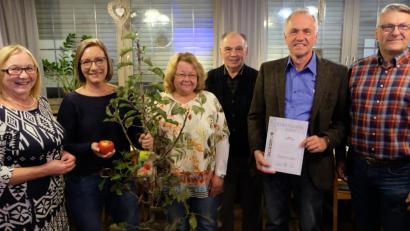 Bild: le
Der Obst- und Gartenbauverein begrüßt das 200. Mitglied und ehrt langjährige Mitglieder.
Von links: Vorsitzende Rita Rosner, Verena Beege, stellvertretende Bezirksvorsitzende Rosa Prell, stellvertretender Kreisvorsitzender Herbert Wolf, Werner Löw und Ausschussmitglied Dietmar Kledtke. Stefan Würner und Berta Weig waren verhindert.