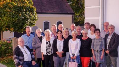 Bild: tkr
1972/73 wurden die Kinder der Gemeinden Teunz, Niedermurach und Gleiritsch gemeinsam in Teunz eingeschult. Zusammen mit den Lehrkräften von damals (vorne, von links) Peter Minsapost, Ernst Haberäcker und Rosina Krafczyk trafen sie sich 45 Jahre später im Heimatmuseum Oberviechtach.