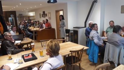 Bild: exb
Die Schwander Bürger diskutieren, wie die neue Ortsdurchfahrt aussehen soll.