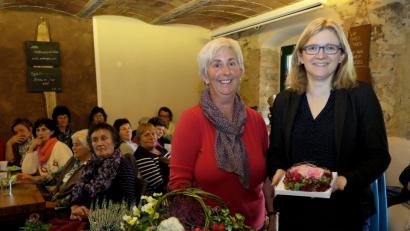 Bild: Hirsch
Gartenfachfrau Maria Breitschaft (links) bastelte bei den Landfrauen aus natürlichen Materialien herbstliche Dekorationen. Dafür bedankte sich stellvertretende Kreisbäuerin Manuela Pronath. (rechts).