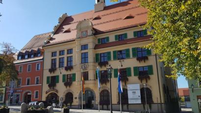 Bild: dob
Neues Dach und neue Fenster hübschen das Rathaus nicht nur äußerlich auf sondern machen es auch energetisch fit.