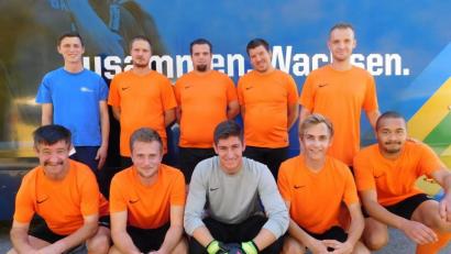 Bild: grm
Sie sind neuer Baden-Württembergischer Meister und kommen aus Bayern: Adolf Mutzbauer, Lukas Woldrich, Julian Müssig, Felix Fritsch, Generro Shields (vorne, von links) sowie Trainer Thomas Malzer, Thomas Braun, Andy Rentsch, Alfons Thoma und Arber Zarbelli (hinten, von links).
