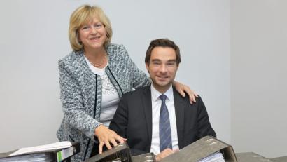 Bild: ms
Keinen Staffelstab, sondern Aktenordner übergibt Petra Dettenhöfer an den neuen Landtagsabgeordneten Stephan Oetzinger.