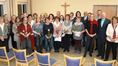 Bild: njn
18 Hospizbegleiterinnen und ein Hospizbegleiter erhielten ihre Abschlusszertifikate. Mit auf dem Bild (von rechts) Koordinatorin Angelika Wegmann, 2. Bürgermeister Johannes Reger, Pfarrer Martin Besold, Heimleiterin Eveline Gerstl Seidl und Caritas-Kreisvorsitzender Franz Stiersdorfer (sechster von rechts) sowie Caritas-Geschäftsführer Jürgen Kundrat (zwölfter von rechts).