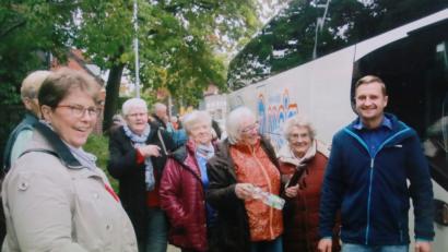 Bild: njn
Gute Stimmung bei der Sechstagesfahrt der Siedlergemeinschaft in die Lüneburger Heide. Mit auf dem Bild Busfahrer Andreas.