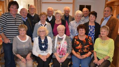 Bild: jr
Die ehemaligen Schüler des Jahrgangs 1942/1943 beim Klassentreffen beim "Kouh-Lenzen". Organisiert hatte das Treffen Hildegard Graßold (sitzend, Mitte), mit dabei war auch Alt-Bürgermeister Michael Hamann (Fünfter von links, stehend).