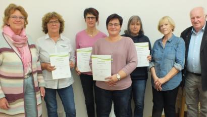 Bild: St. Zrenner
Platz eins ging an die Siedlergemeinschaft Kirchenthumbach. Im Bild die Repräsentanten der Siedlergemeinschaften, die die ersten Plätze belegt haben, zusammen mit Bezirksvorsitzendem Christian Benoist (rechts), Bezirksgartenfachberaterin Dorle Engels (Zweite von rechts) und Jurymitglied Inge Kellermann (links).