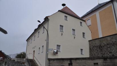 Bild: ak
Die Südwestansicht des sanierten Rathauses mit Treppenaufgang.