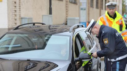 Bild: Wolfgang Steinbacher
Handy am Steuer: Das kostete einige Autofahrer auf der Dr.-Seeling-Straße 100 Euro und einen Punkt.
