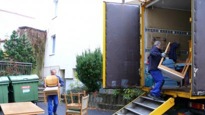 Bild: kgg
Die Mitarbeiter der Umzugsfirma leisteten Schwerstarbeit bei der Aktion am Sparkassengebäude: Die Technik des Aufzugs versagte, weshalb die Möbel vom Sparkassensaal im zweiten Obergeschoss in den Innenhof an der Schwanengasse durchs Treppenhaus transportiert werden mussten.