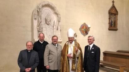 Bild: exb
Prälat Dr. Josef Ammer, Stadtpfarrer Johann Hofmann, Bürgermeister Alfred Stier, Bischof Rudolf Voderholzer und Josef Rösch, Betreuer des Stadtarchivs, (von links) am Grabmal für Bischof Ignatius von Senestrey in der Schottenkirche St. Jakob Regensburg.