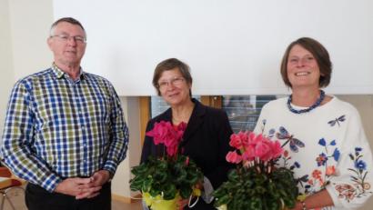 Bild: ohr
Der Vorsitzende des Seniorenkreises Stulln, Helmut Kramer (von links), bedankte sich bei den Referentinnen Dorothea Gebauer (Hospizbegleiterin) und Michaela Koller (Koordinatorin) mit einem Alpenveilchen für den Vortrag.