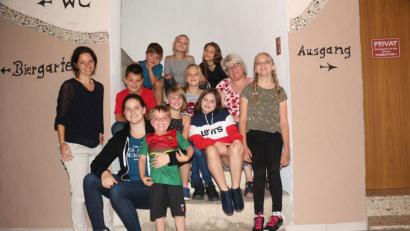 Bild: hwk
Christine Rupprecht, Initiatorin des Neustädter Kinderchores (rechts im Bild), verabschiedete sich von ihren Chorkindern.
Christine Pühl (links im Bild stehend) und Christiane Bayer (links sitzend) führen den Chor weiter.