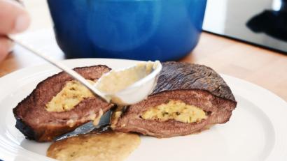 Bild: Gabi Schönberger
Die Kalbsbrust mit Semmelfüllung lässt sich sowohl warm servieren, als auch noch kalt und aufgeschnitten.