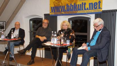 Bild: mmj
„Eine Generation, zwei Welten“: Bei einer Diskussion im Centrum Bavaria Bohemia in Schönsee unterhalten sich (von links:) Hans Eibauer, Zdenek Bartá, Lida Rakusanová und Wolfgang Houschka über die 1968er-Jahre.