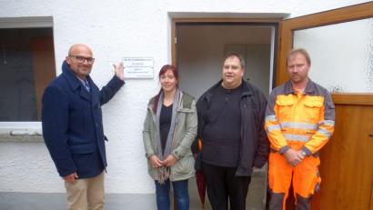 Bild: mad
Bürgermeister Maximilian Beer und Bauhof-Vorarbeiter Anton Köppl (rechts) schilderten Pfarrer Markus Urban und Jennifer Wilhelm das Projekt im Friedhof.