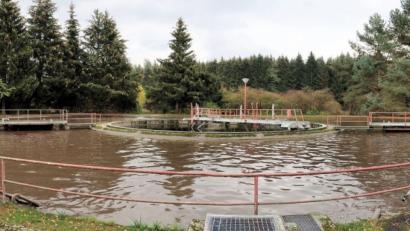 Bild: bsc
Die Tage der alten Kläranlage in Friedenfels sind gezählt. In der nächsten Gemeinderatssitzung fällt die endgültige Entscheidung zum Neubau. Bei einer konventionellen Anlage würde der Standort beibehalten. Der Bau einer Biokläranlage würde in geringem Abstand realisiert.