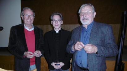 Bild: mma
Konrad Huber (links) und Helmut Janner (rechts) freuen sich über die Bischof-Sailer-Ehrenmedaille, die ihnen Pfarrer Christian Schulz überreicht.
