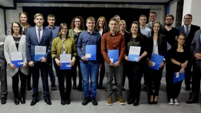 Bild: Hirsch
Stellvertretender Schulleiter Michael Völkl (rechts) und Studiendirektor Alois Meyer (links) zeichneten gemeinsam mit den Ehrengästen die besten Berufsschulabsolventen aus.