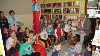 Bild: frd
Die Kinder lauschten gespannt den Geschichten des Dritten Bürgermeisters Peter Forster. Bild: frd