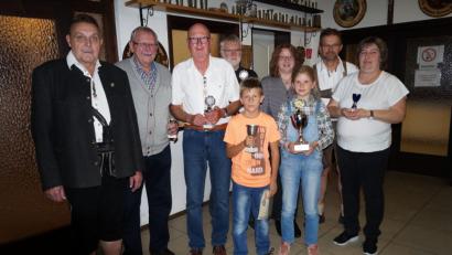 Bild: fppö
Die Sieger des Bürgerschießens 2018 gemeinsam mit Vorsitzendem Karl-Heinz Glaser (links) und 1. Schützenmeister Werner Fleischer (Zweiter von rechts). Für die verhinderte Bürgerschützenkönigin Karla Döhler nahm Schwester Luise (vorne rechts) den Wanderpokal entgegen.