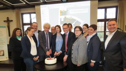 Bild: ubb
Statt eines Startknopfs präsentierte Landrat Wolfgang Lippert (Vierter von links) diesmal eine Torte zum Anschneiden.