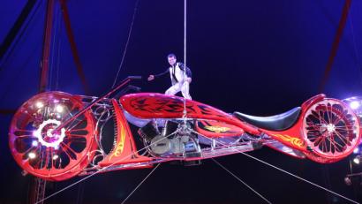 Bild: Bild: Circus-krone.de
Crazy Wilson zeigt in der Zirkuskuppel todesmutige Akrobatik auf einem „fliegenden Motorrad“. 	Bild: Circus-krone.de