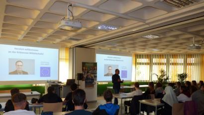 Bild: pad
Eurpa-Parlamentarier Ismail Ertug beantwortet die Fragen der Zehntklässer an der Krötensee-Mittelschule.