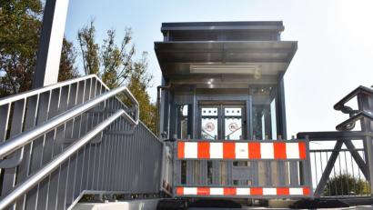 Bild: lue
Ein rot-weißer Baustellenzaun steht vor den nagelneuen Glasaufzügen am Bahnhof. Die Inbetriebnahme durch die Deutsche Bahn verzögert sich weiter.