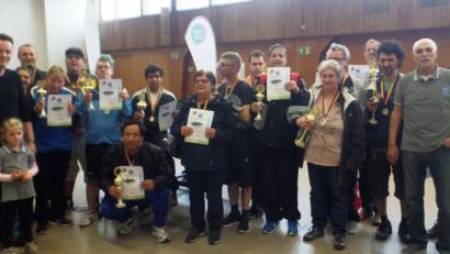 Bild: wdb
Dr. Fritz Loew (Zweiter von rechts), Florian Dotzler (links) und der Abteilungsleiter des TSV Detag Wernberg, Dieter Buchner (rechts), gratulierten den Erstplatzierten in den jeweiligen Klassen.