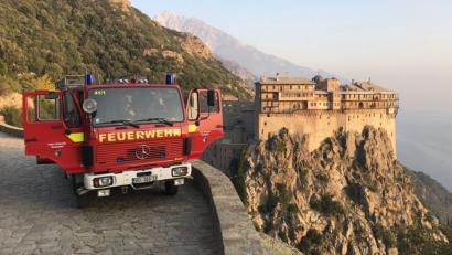 Bild: Mädler
Urlaubsbild mit Oberpfälzer Feuerwehrauto – nicht ganz, denn das Fahrzeug, das bis vor kurzem in Ursensollen in Dienst war, ist in Zukunft in der Mönchsrepublik Athos (Griechenland) im Einsatz. Ursensollens Bürgermeister Franz Mädler bringt statt des Fahrzeugs nur noch ein Erinnerungsbild mit zurück in die Oberpfalz.