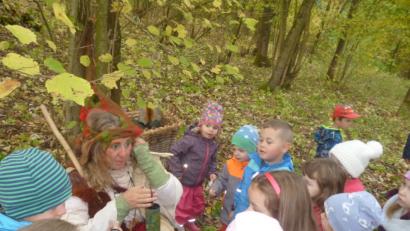 Bild: exb
Die Kinder lauschen gespannt den Erzählungen von Pimpernella Pumpelsack.