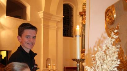 Bild: lg
Nach der Eucharistiefeier holen sich die Gottesdienstbesucher die gesegneten Gaben Brot und Hafer am Wendelinaltar.