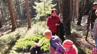 Bild: hai
Das Rinnsal verleitet die Kinder zum Spielen.