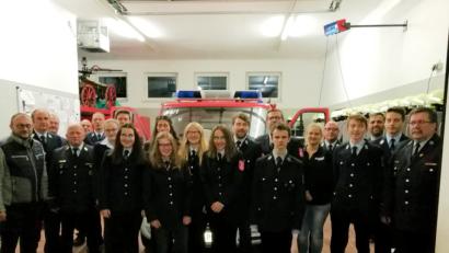 Bild: fjo
Zweiter Bürgermeister Markus Bauriedl (links) gratuliert dem Feuerwehr-Nachwuchs zur bestandenen Ausbildung im Bereich Funk.