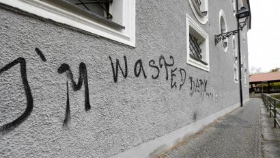 Bild: Petra Hartl
Wer ist der Unbekannte, der in der Nacht auf Mittwoch diesen Schriftzug an die Fassade der Dr.-Johanna-Decker-Schulen angebracht hat?