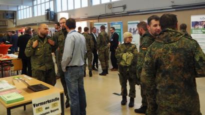 Bild: Bühner
Zeitsoldaten brauchen sich über ihre berufliche Zukunft keine Sorgen machen. Bei der Job- und Bildungsmesse werden sie umworben.