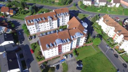 Bild: Michael Ascherl
30 Mietwohnungen will die Nova Sedes auf dem freien Areal zwischen Grillparzer- (rechts) und Meiserstraße (links) errichten.